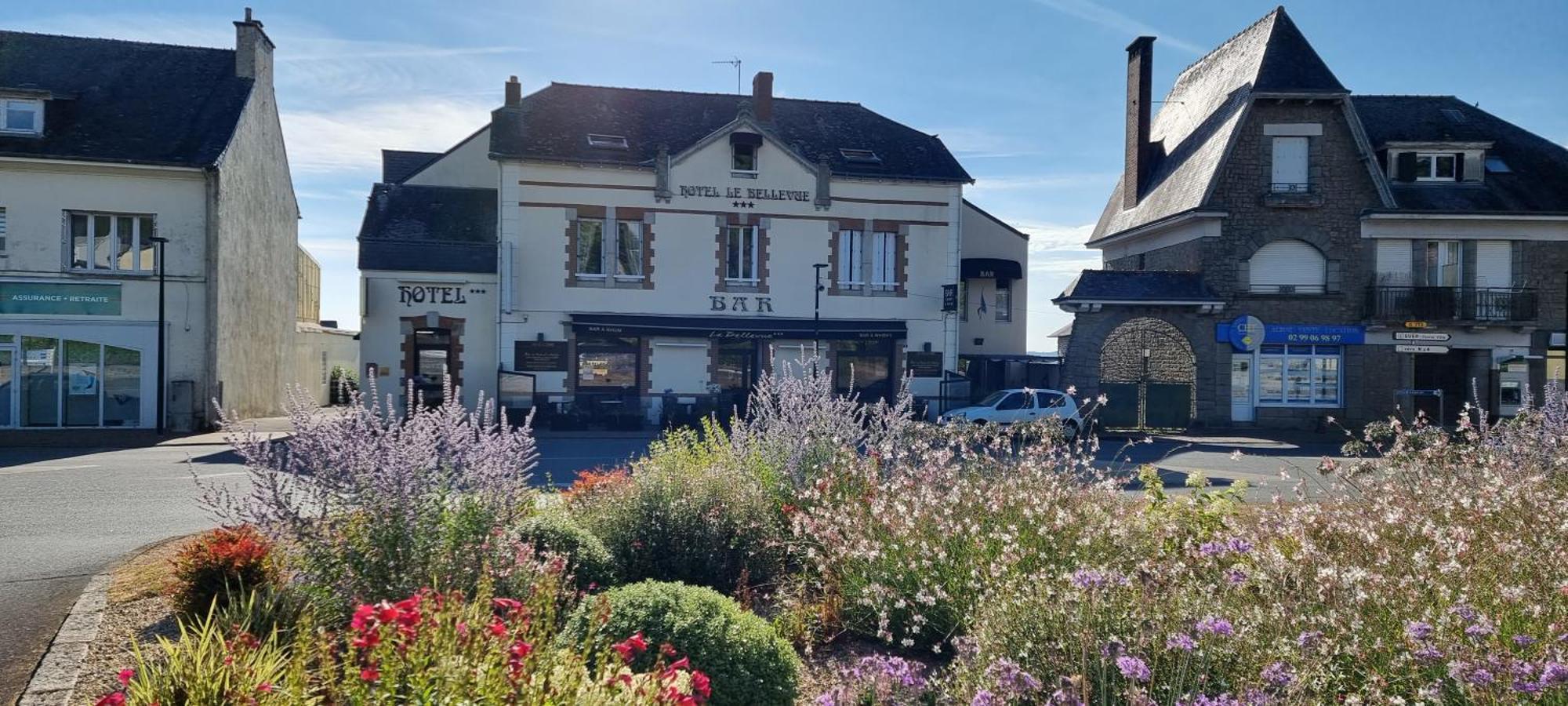 Hotel Le Bellevue Guer Exteriör bild